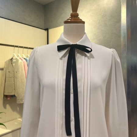 퍼프 소매 리본 블라우스