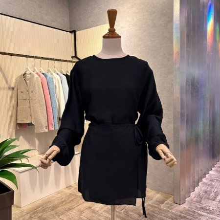 박시 라운드 랩 블라우스