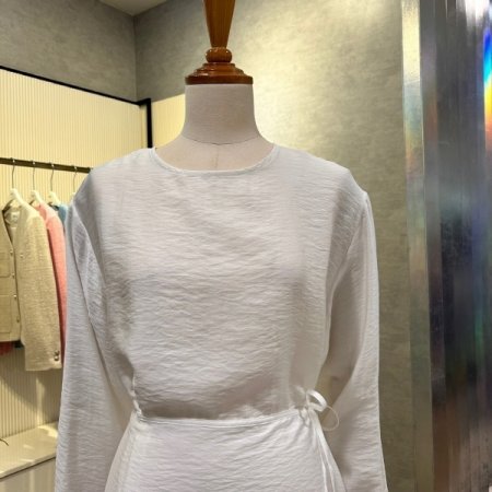 박시 라운드 랩 블라우스