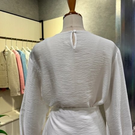 박시 라운드 랩 블라우스