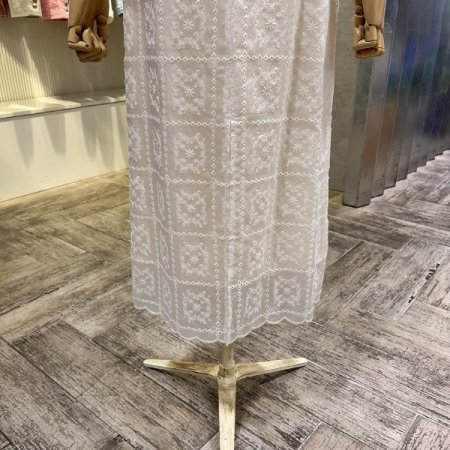 자수 펀칭 H 라인 롱 스커트