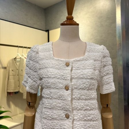 스퀘어 넥 엠보싱 블라우스