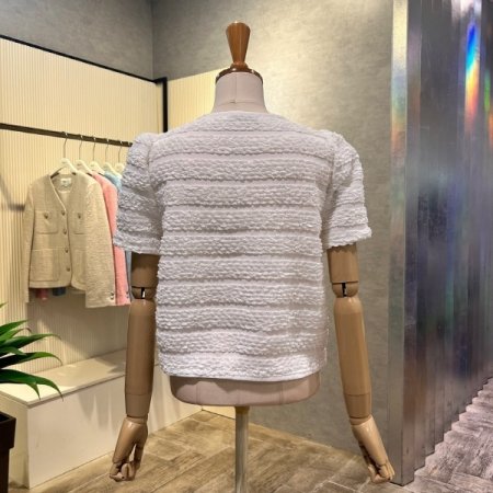 스퀘어 넥 엠보싱 블라우스