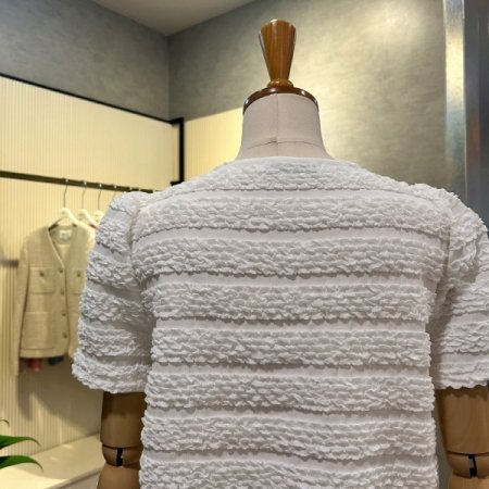 스퀘어 넥 엠보싱 블라우스