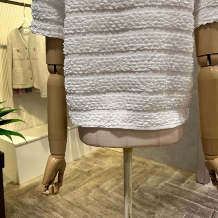 스퀘어 넥 엠보싱 블라우스