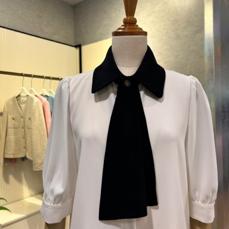 배색 카라 타이 블라우스