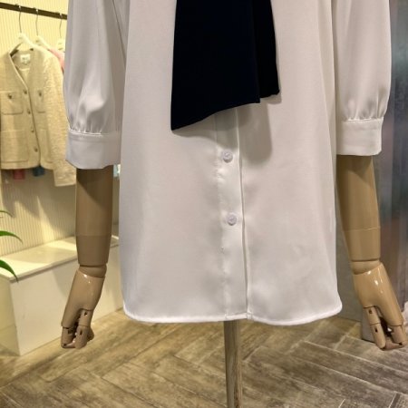 배색 카라 타이 블라우스