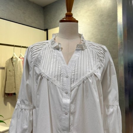 프릴 V넥 자수 라인 블라우스