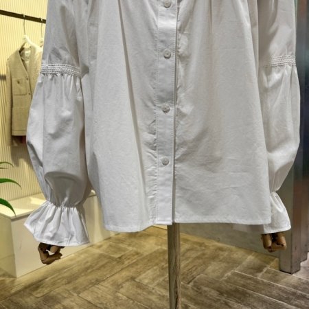 프릴 V넥 자수 라인 블라우스