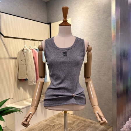 자수 마크 민소매 티셔츠