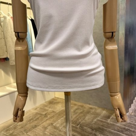 자수 마크 민소매 티셔츠