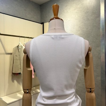 자수 마크 민소매 티셔츠