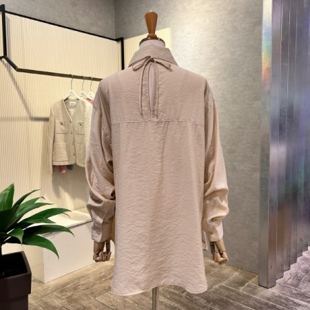 백 스트랩 박시 블라우스