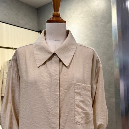 백 스트랩 박시 블라우스