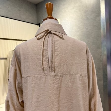 백 스트랩 박시 블라우스