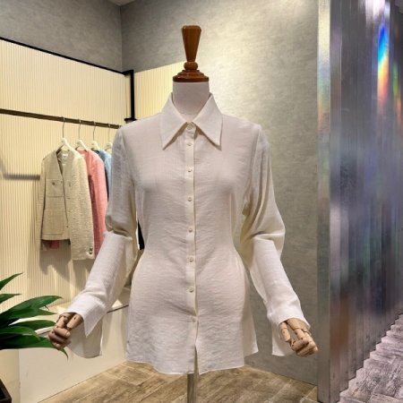 백 스트랩 라인 블라우스