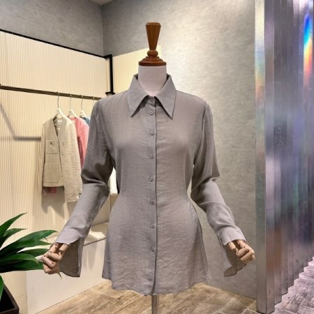 백 스트랩 라인 블라우스