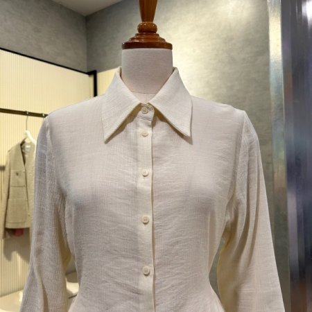 백 스트랩 라인 블라우스