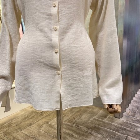 백 스트랩 라인 블라우스