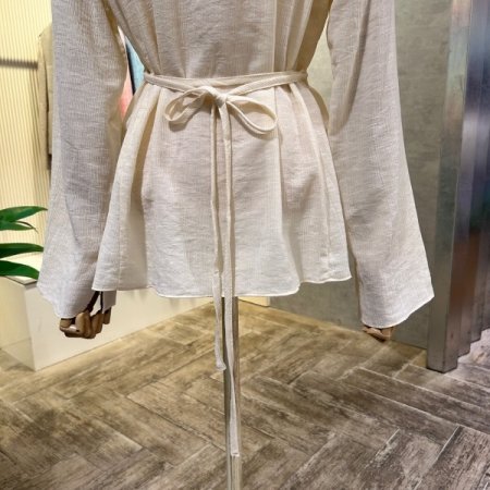 백 스트랩 라인 블라우스