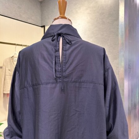 박시 백 스트랩 블라우스