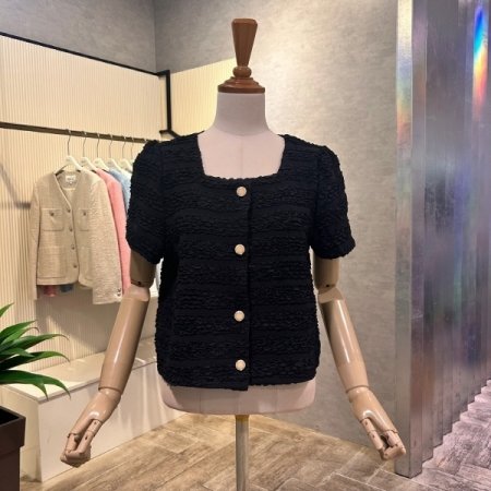 엠보싱 스퀘어 넥 블라우스