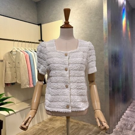 엠보싱 스퀘어 넥 블라우스