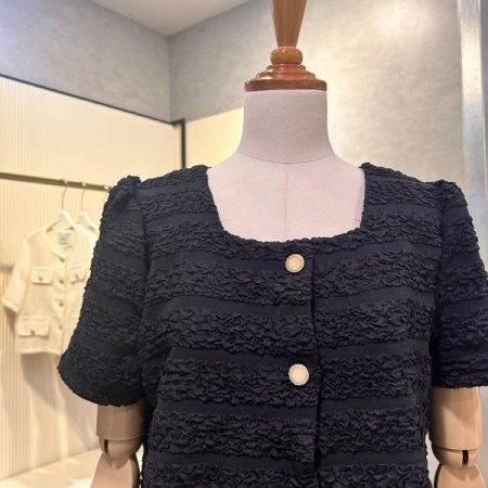 엠보싱 스퀘어 넥 블라우스