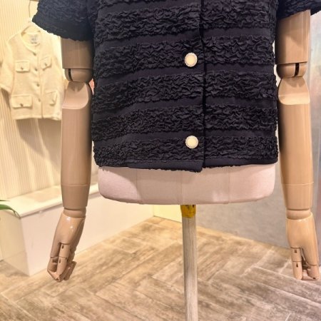 엠보싱 스퀘어 넥 블라우스