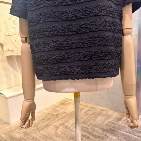 엠보싱 스퀘어 넥 블라우스