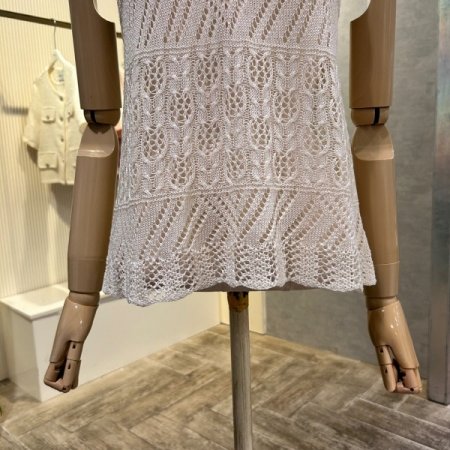 크롭 V넥 펀칭 민소매 니트