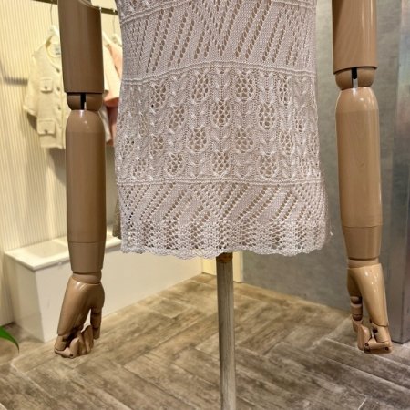 크롭 V넥 펀칭 민소매 니트