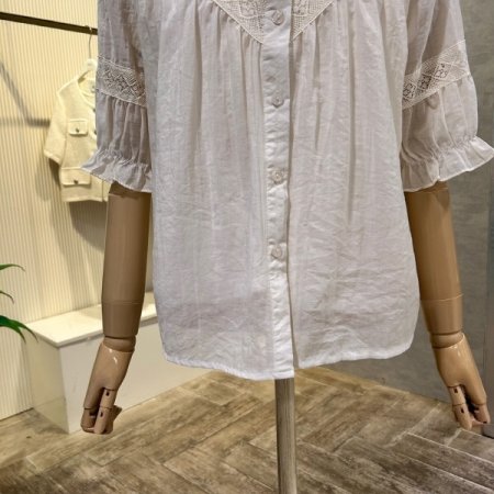 프릴 넥 자수 라인 블라우스