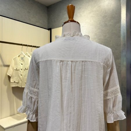 프릴 넥 자수 라인 블라우스