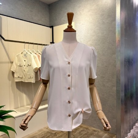 V넥 단추 블라우스