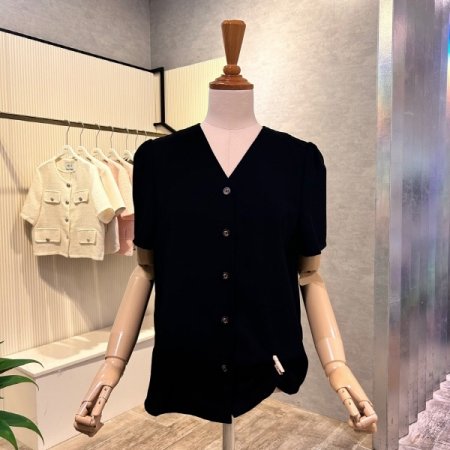 V넥 단추 블라우스