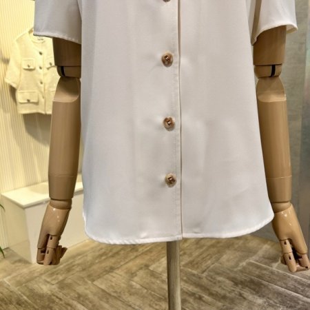 V넥 단추 블라우스