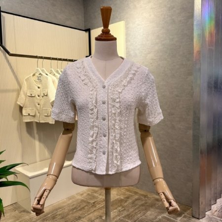 프릴 라인 엠보싱 블라우스