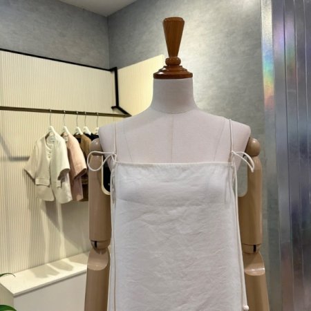 스트랩 민소매 미디 원피스