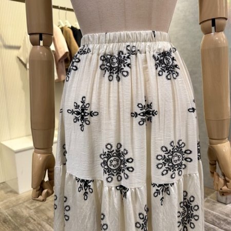 밴딩 프린트 이단 셔링 롱 스커트