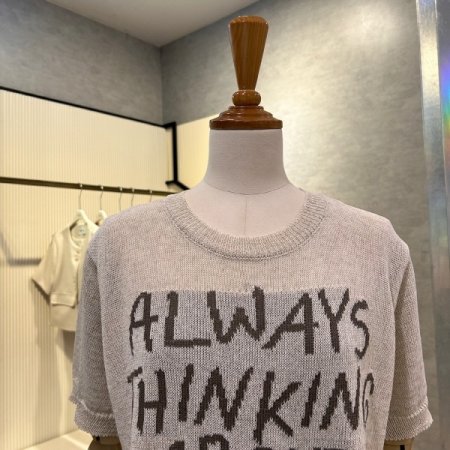 레터링 라운드 넥 니트