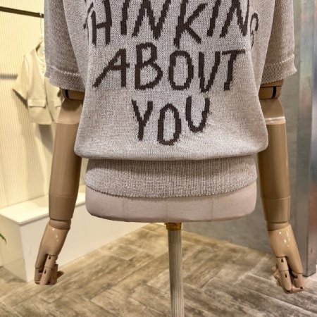 레터링 라운드 넥 니트