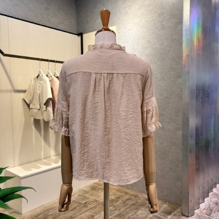 자수 라인 프릴 넥 블라우스