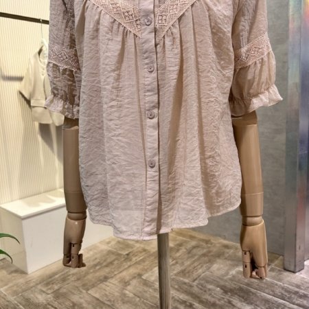 자수 라인 프릴 넥 블라우스