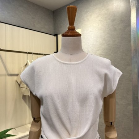 캡소매 크로스 단추 니트