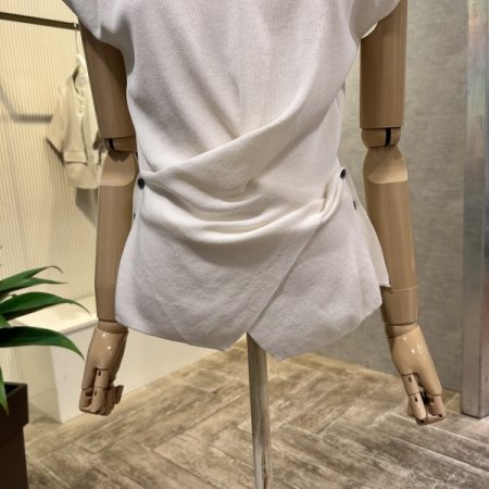 캡소매 크로스 단추 니트