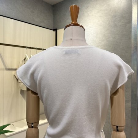 캡소매 크로스 단추 니트