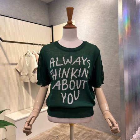 라운드 넥 레터링 니트