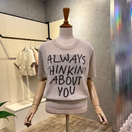 라운드 넥 레터링 니트