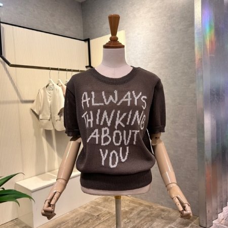 라운드 넥 레터링 니트